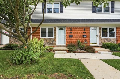 45197 Kensington St, Utica, MI, 48317-5916 | Card Image