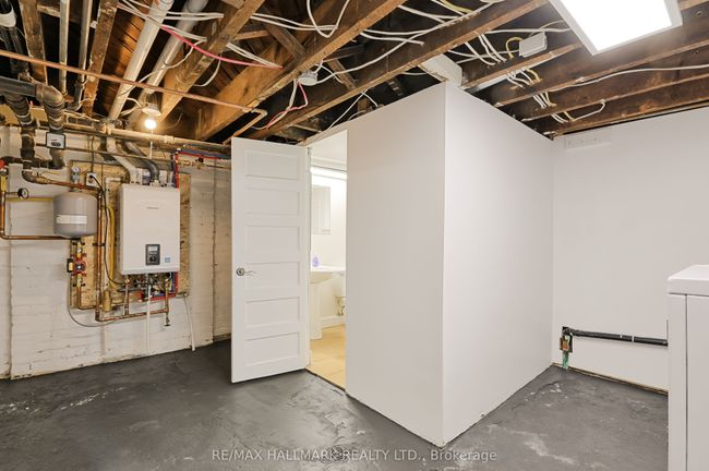 333 Sackville St, House attached with 3 bedrooms, 2 bathrooms and null parking in Toronto ON | Image 33