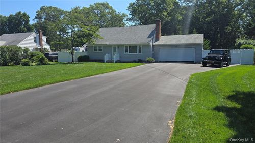 52 Timber Dr, Calverton, NY, 11933-1124 | Card Image