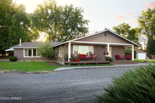 90 Wickstrom Ln, Selah, WA, 98942-8717 | Card Image