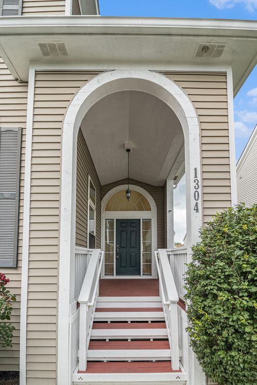 1304 N Bay Dr, Ann Arbor, MI, 48103-8304 | Card Image