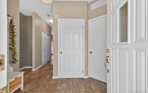 31 Daremy Cir, Medford, NY, 11763-2263 | Card Image