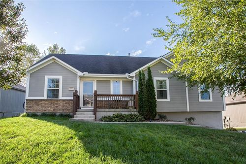 213 Ne Hannah Ct, Grain Valley, MO, 64029-7845 | Card Image
