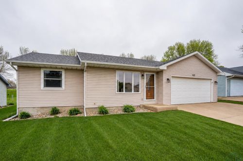 527 Countryside Dr, Le Mars, IA, 51031-8802 | Card Image