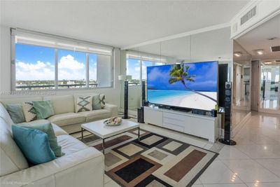 1625 - 7135 Collins Ave, Condo with 2 bedrooms, 2 bathrooms and null parking in Miami Beach FL | Image 2