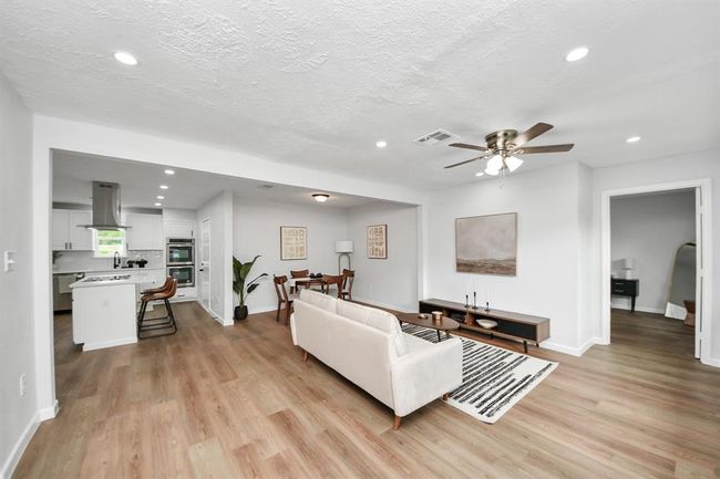 6018 Beekman Rd, House other with 3 bedrooms, 2 bathrooms and null parking in Houston TX | Image 5