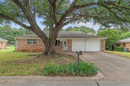 325 Belmont St, Hurst, TX, 76053-6105 | Card Image