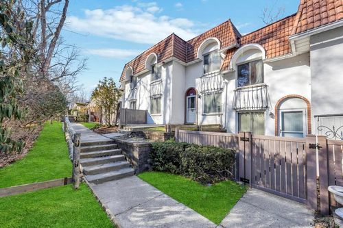 172 Skyline Dr, Coram, NY, 11727-3617 | Card Image