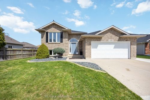 638 Bentinck Dr, Corunna, ON, N0N1G0 | Card Image