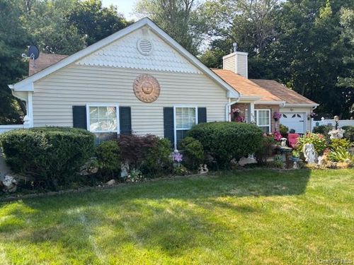 11 Segal Ave, Riverhead, NY, 11901-2546 | Card Image