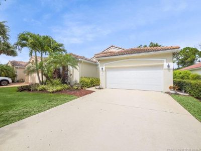 7136 Se Twin Oaks Circle, House other with 3 bedrooms, 2 bathrooms and 2 parking in Stuart FL | Image 2