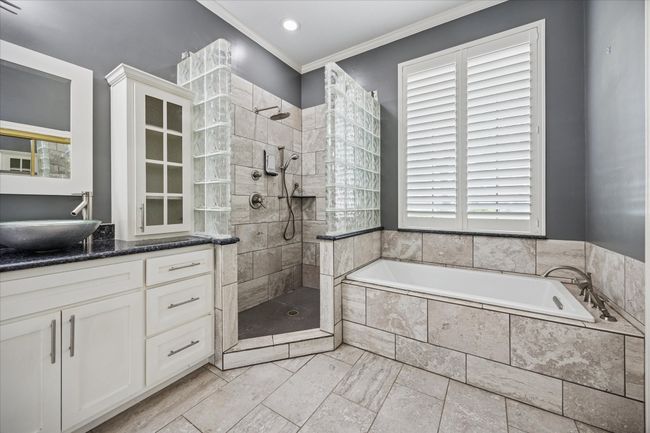 The primary bathroom was beautifullly remodeled. | Image 29