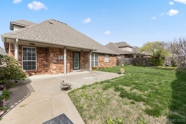 Covered back patio | Image 29