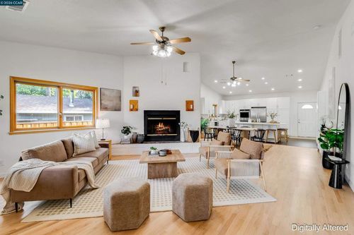 3882 Chestnut Ave, Concord, CA, 94519-1907 | Card Image