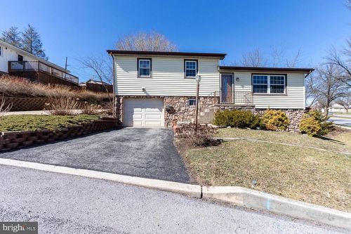 1818 Bell Ave, Altoona, PA, 16602-3512 | Card Image