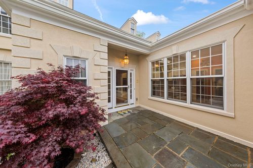 10 Swan Ct, Glen Cove, NY, 11542-1238 | Card Image