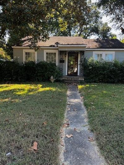 Ranch-style house with a front lawn | Image 1