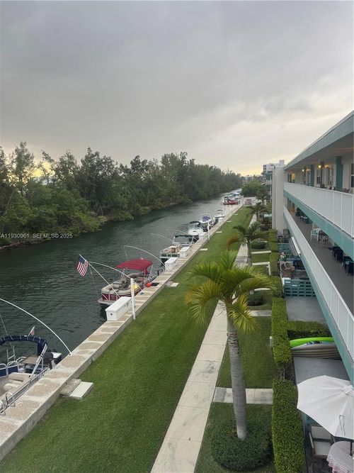 s316-3922 Ne 166th St, North Miami Beach, FL, 33160-3881 | Card Image