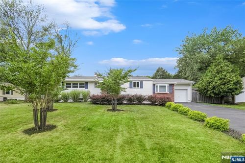 285 Spring Valley Rd, Park Ridge, NJ, 07656-1017 | Card Image