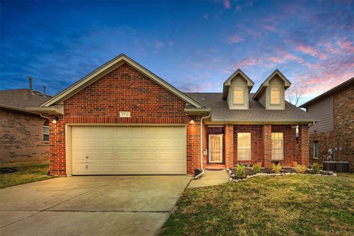 2713 Bull Shoals Dr, Fort Worth, TX, 76131-2070 | Card Image