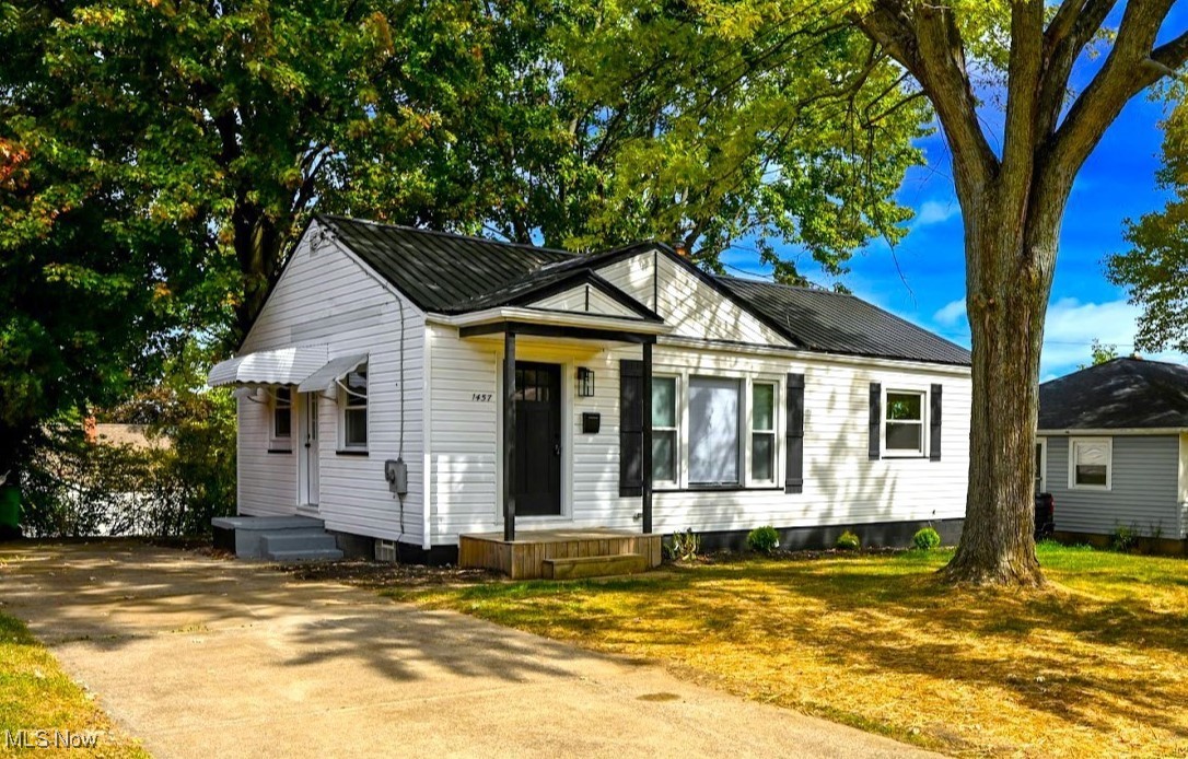 Maple St, Barberton, OH 44203