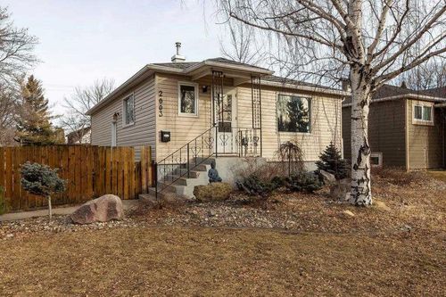 2003 9 Avenue S, Home with 3 bedrooms, 1 bathrooms and 4 parking in Lethbridge AB | Card Image