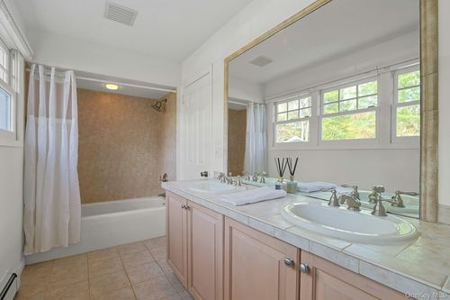 8 Creemer Rd, Armonk, NY, 10504-2402 | Card Image