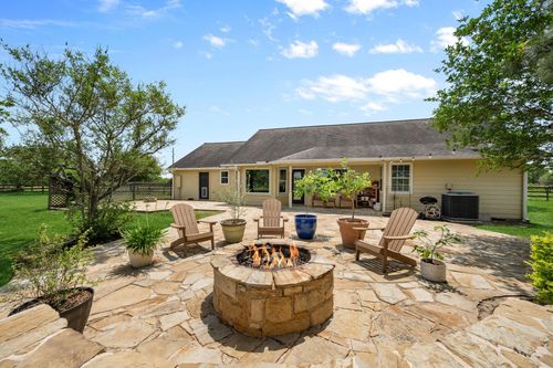 1945 Settlers Way Dr, Sealy, TX, 77474-1993 | Card Image