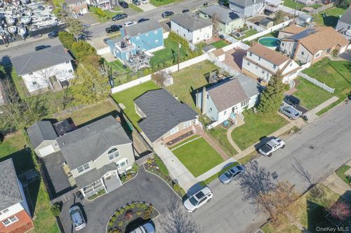 16 Riviera Pkwy, Lindenhurst, NY, 11757-6113 | Card Image