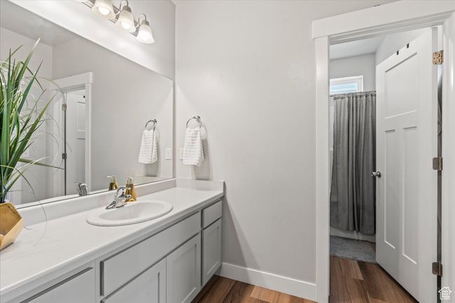 Great bathroom with separate shower | Image 15