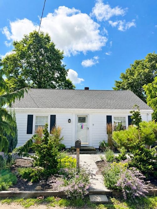 9 Loyola Ter, Newport, RI, 02840-2325 | Card Image