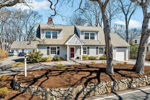 70 Lakeview Ave, Falmouth, MA, 02540-2830 | Card Image