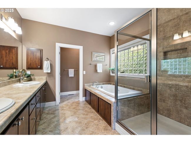 380 Mountaingate Dr, House other with 3 bedrooms, 3 bathrooms and 3 parking in Springfield OR | Image 22