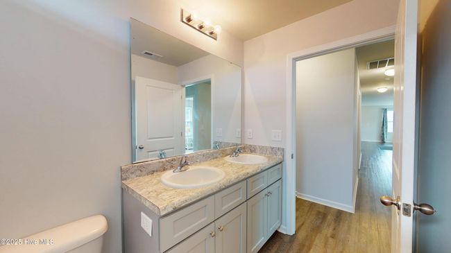 Owners Suite Bath & Closet | Image 18