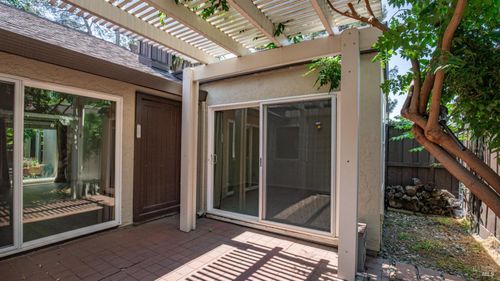 211 Fairoaks Dr, Vacaville, CA, 95688-5320 | Card Image