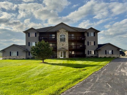 302-3215 S 16th Ave, Eldridge, IA, 52748-9364 | Card Image