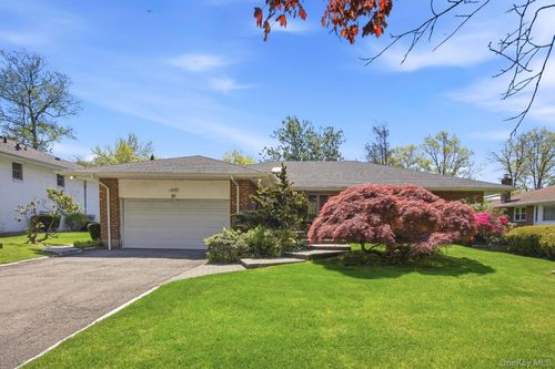 27 Whittier Dr, Albertson, NY, 11507-1016 | Card Image