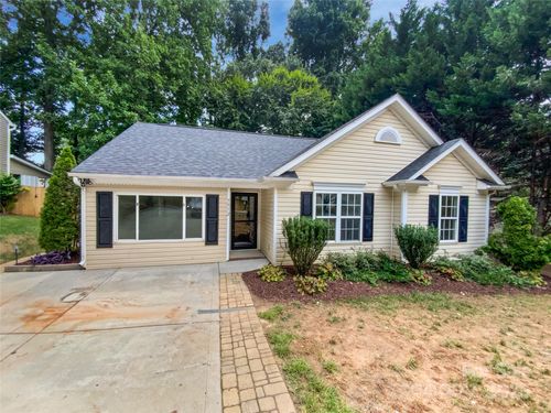 5912 Lawnmeadow Dr, Charlotte, NC, 28216-2152 | Card Image