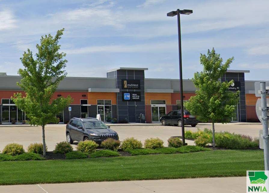 211 Sioux Point Rd, Dakota Dunes, SD 57049