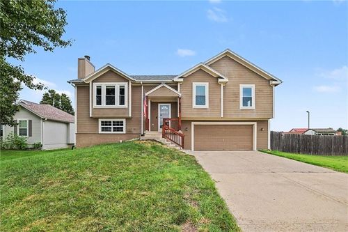 611 3rd Ter, Wellsville, KS, 66092-8331 | Card Image