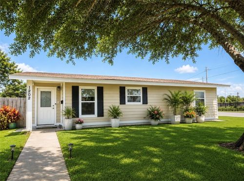 1202 Crosby St, Portland, TX, 78374-2413 | Card Image