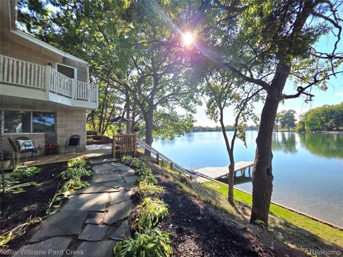 3411 Wormer Dr, Waterford Twp, MI, 48329-2571 | Card Image