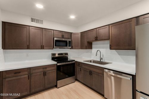 16-712 W Limberlost Dr, Tucson, AZ, 85705-1557 | Card Image