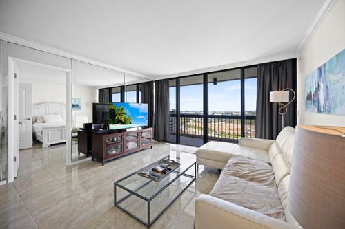 ph2-2425 Presidential Way, West Palm Beach, FL, 33401-1321 | Card Image