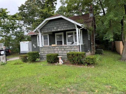 35 Hiddink St, Sayville, NY, 11782-2705 | Card Image