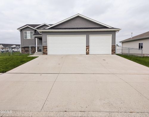 3910 Amari Loop Nw, Mandan, ND, 58554-1192 | Card Image