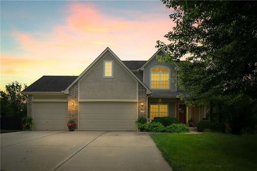 109 S Eastglen Dr, Raymore, MO, 64083-8615 | Card Image