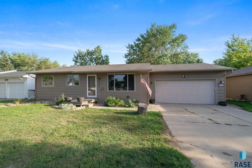 813 E Elm St Street, Harrisburg, SD, 57032 | Card Image