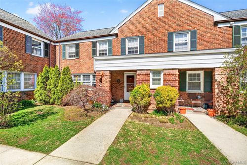 115-115 Robins Rd, New Rochelle, NY, 10801-1028 | Card Image
