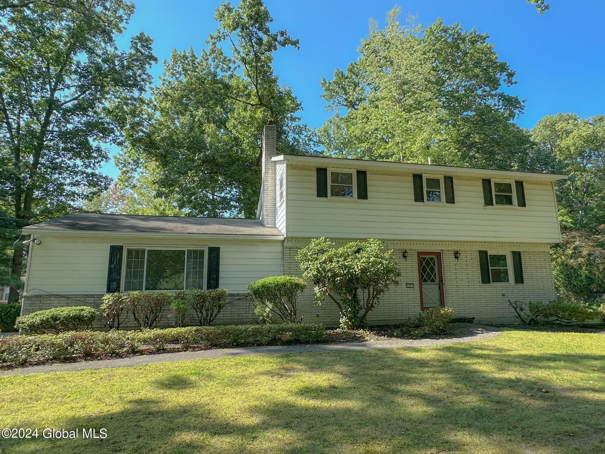 Huckleberry Ln, Ballston Lake, NY 12019